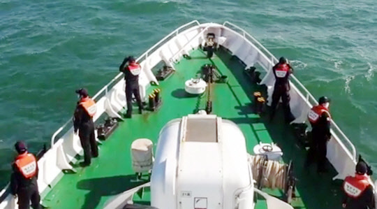 소연평도 인근 해상서 수색하는 해경      (인천=연합뉴스) 인천해양경찰서는 사망한 해양수산부 산하 서해어업지도관리단 소속 어업지도원 A(47)씨의 유류품 등 증거자료를 확보하기 위해 500t급 함정 3척과 300t급 1척을 소연평도 인근 해상에 투입해 주변을 수색하고 있다고 25일 밝혔다. 군과 정보 당국은 A씨가 월북을 시도하다가 북측 해상에서 표류했고, 지난 22일 북측의 총격을 받고 사망했다고 밝혔다. 2020.9.25 [인천해양경찰서 제공. 재판매 및 DB 금지]      tomatoyoon@yna.co.kr  (끝)